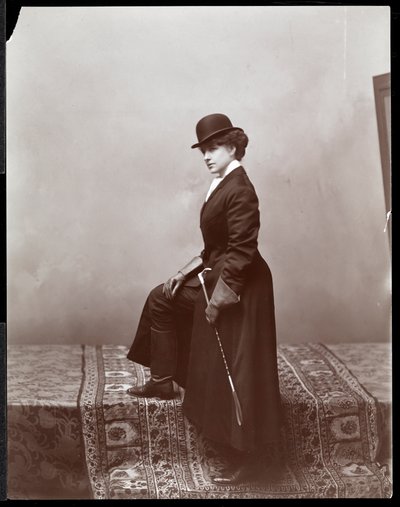 A female model posing in the studio of illustrator Malcolm Strauss, c.1895 by Byron Company